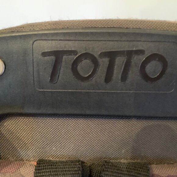 Very Cool TOTTO 4 X 4 Camo Backpack, with wheels and extending handle - Picture 15 of 16